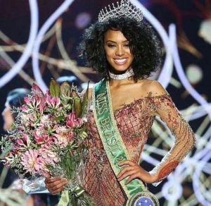 Miss Brasil encantou com os seus fios cacheados