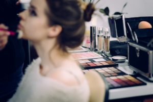 Como disfarçar as marcas de acne com maquiagem profissional